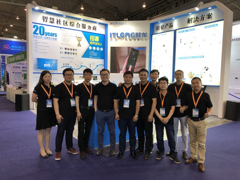 BSport体育官网电梯展合影留念