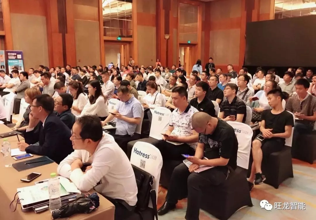观众聆听“智慧社区·共享电梯”新模式现场