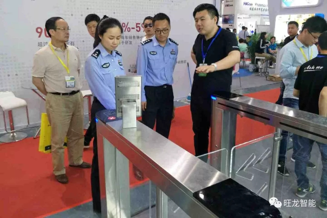 工作人员介绍云对讲